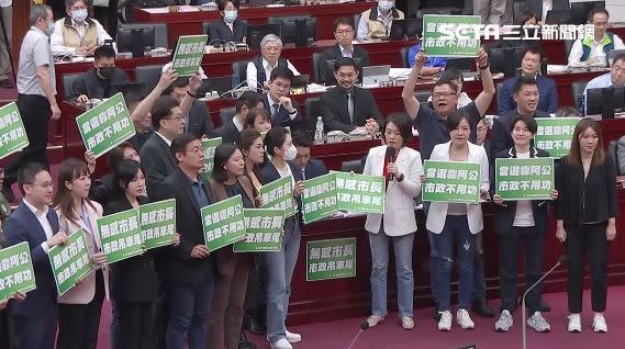 蔣萬安質詢首秀！民進黨議員下馬威轟「市政吊車尾」。