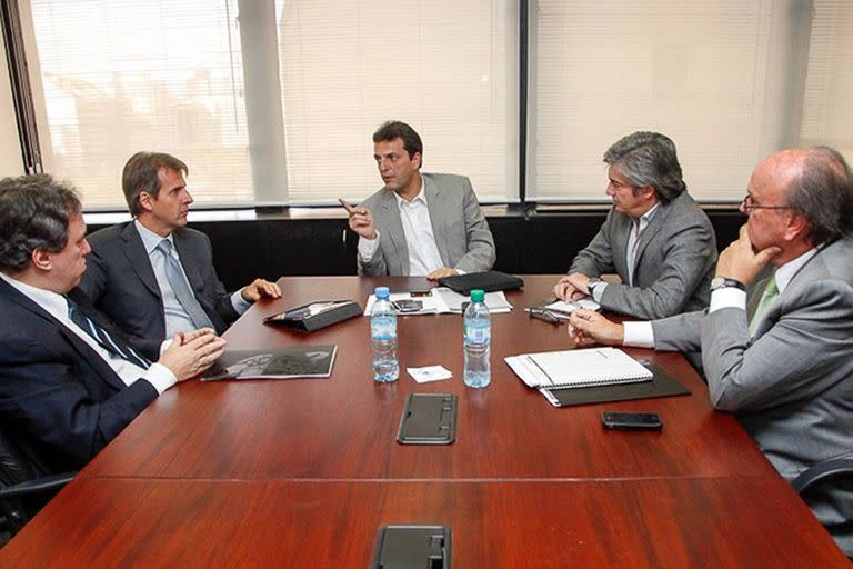 Sergio Massa junto a sus asesores económicos Martín Redrado, Miguel Peirano, Ricardo Delgado y el diputado José Ignacio de Mendiguren