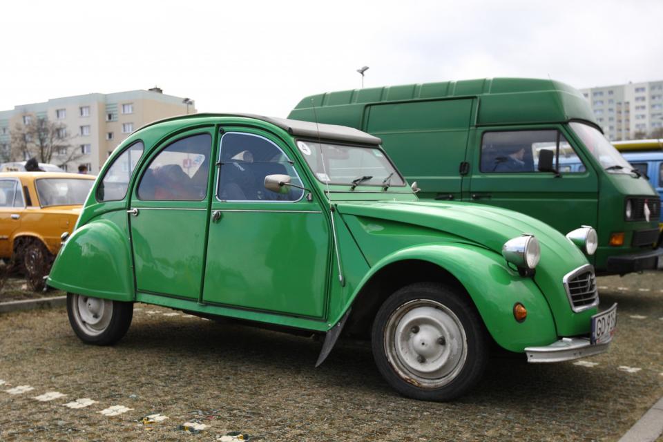 <p>Der Modellname kommt Ihnen nicht bekannt vor? Das liegt vielleicht daran, dass der Citroën 2CV 6 im Volksmund als „Ente“ bezeichnet wird. Das Auto war als Gegenbewegung zu elitären Fahrzeugen gedacht. Die Ente wurde von 1949 bis 1990 gebaut und ist heute beliebter denn je. Es gilt: Je älter das Modell, desto höher die Rendite. Platz 2! (Bild: Michal Fludra/NurPhoto/ZUMA/ddp images) </p>