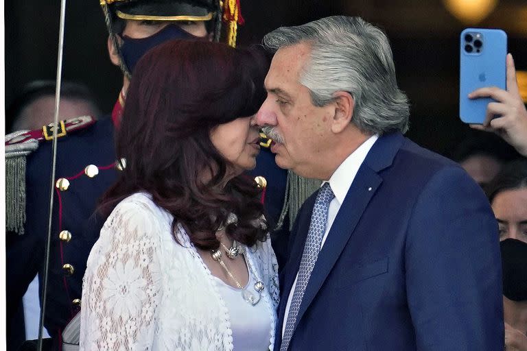 Cristina y Alberto se saludan en la Asamblea Legislativa, el 1° de marzo