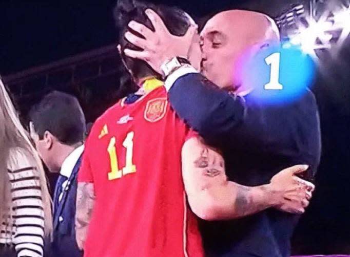 Luis Rubiales a embrassé l’attaquante Jennifer Hermoso lors des célébrations du titre mondial de l’Espagne. 