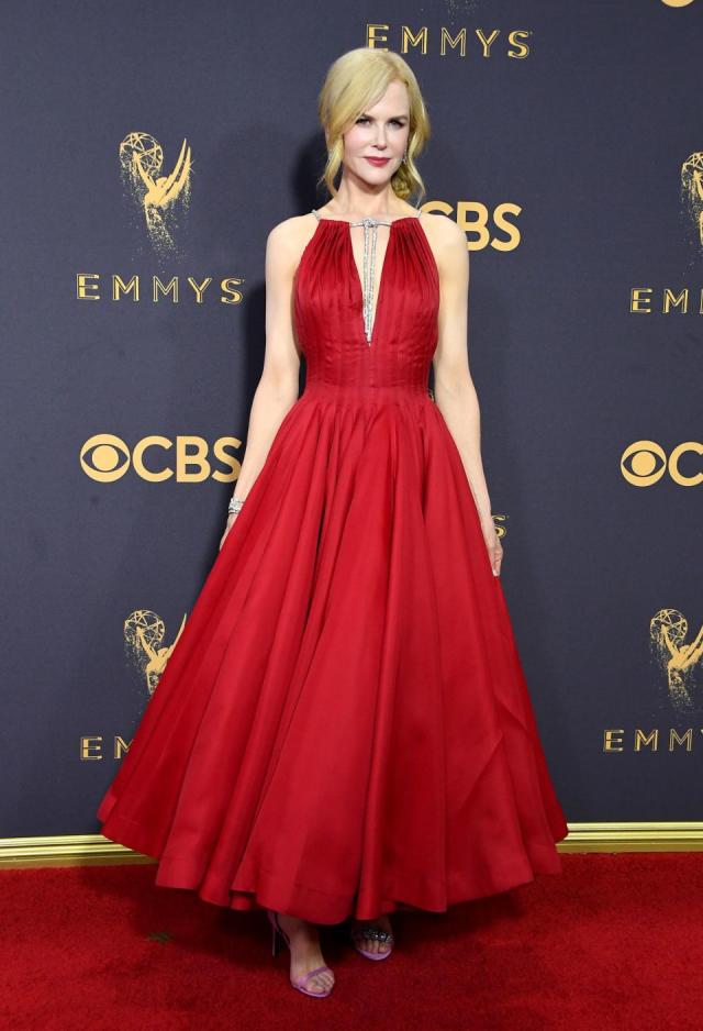 Sarah Hyland completely owned her Spanx on the Emmys red carpet - 9Celebrity