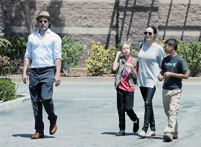 Brad Pitt y Angelina Jolie con sus hijos Shiloh y Pax