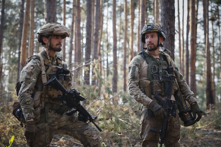 Soldados ucranianos durante una operación de combate en la línea del frente cerca de Kreminna, región de Luhansk, Ucrania, jueves 8 de junio de 2023.