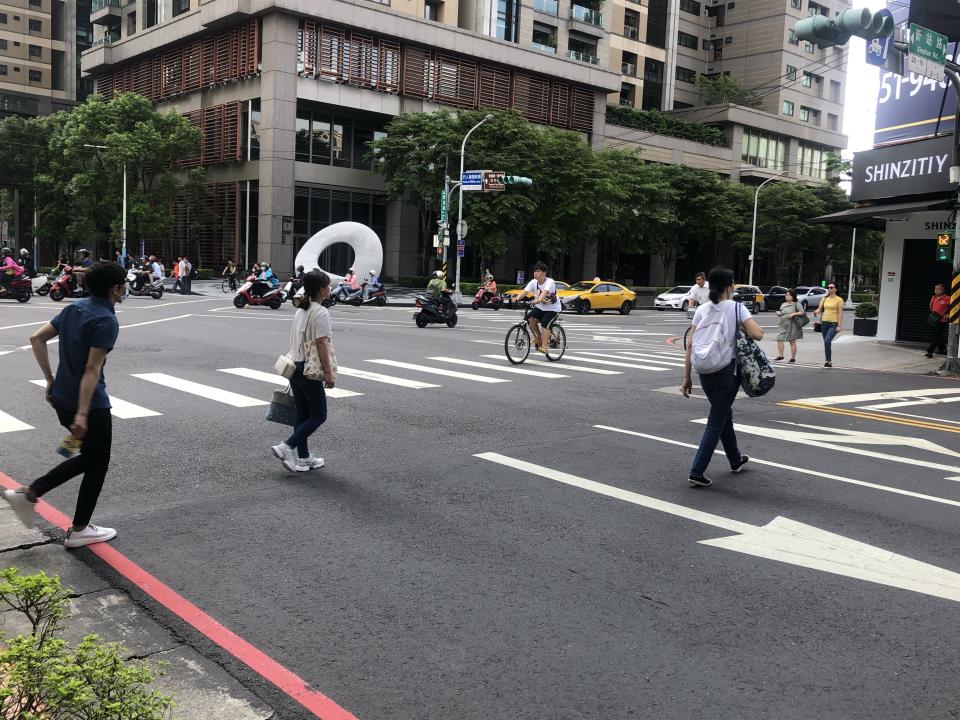 ▲自行車常違規騎在人穿越道或人行道上。（圖／新北市交通局提供）