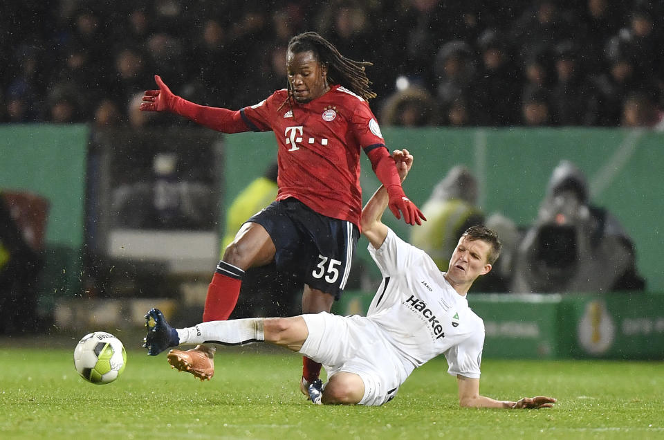 Roedinghausen's Fabian Kunze, right, and Bayern's Renato Sanches challenge for the ball during the German soccer cup, DFB Pokal, match between the 4th divisioner SV Roedinghausen and Bayern Munich in Osnabrueck, Germany, Tuesday, Oct. 30, 2018. Roedinghausen was defeated by Bayern with only 1-2. (AP Photo/Martin Meissner)