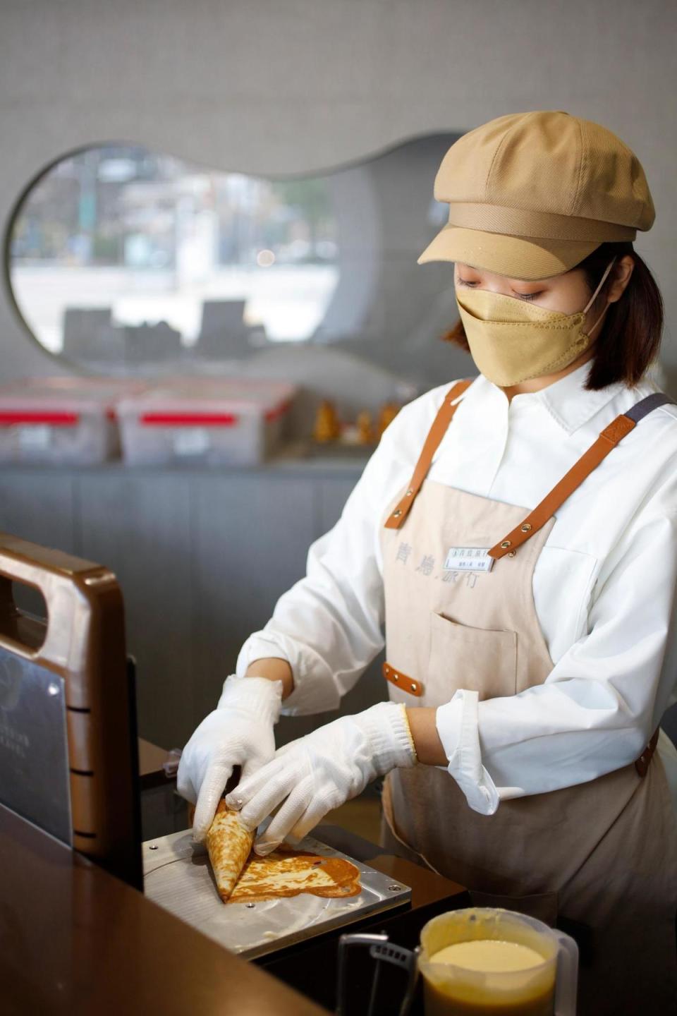 霜淇淋甜筒改用灌餡蛋捲皮來製作，蛋香更濃郁。（圖片由青鳥旅行提供）