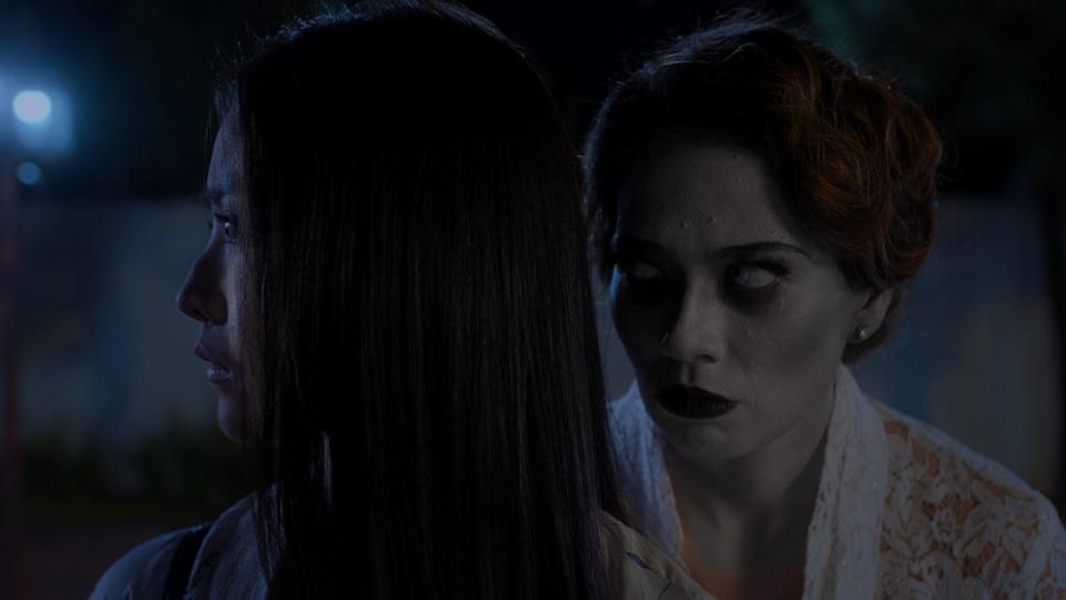 Something lurks behind Siena (Natasha Wilona) in Aku Tahu Kapan Kamu Mati (PHOTO: mm2 Entertainment)
