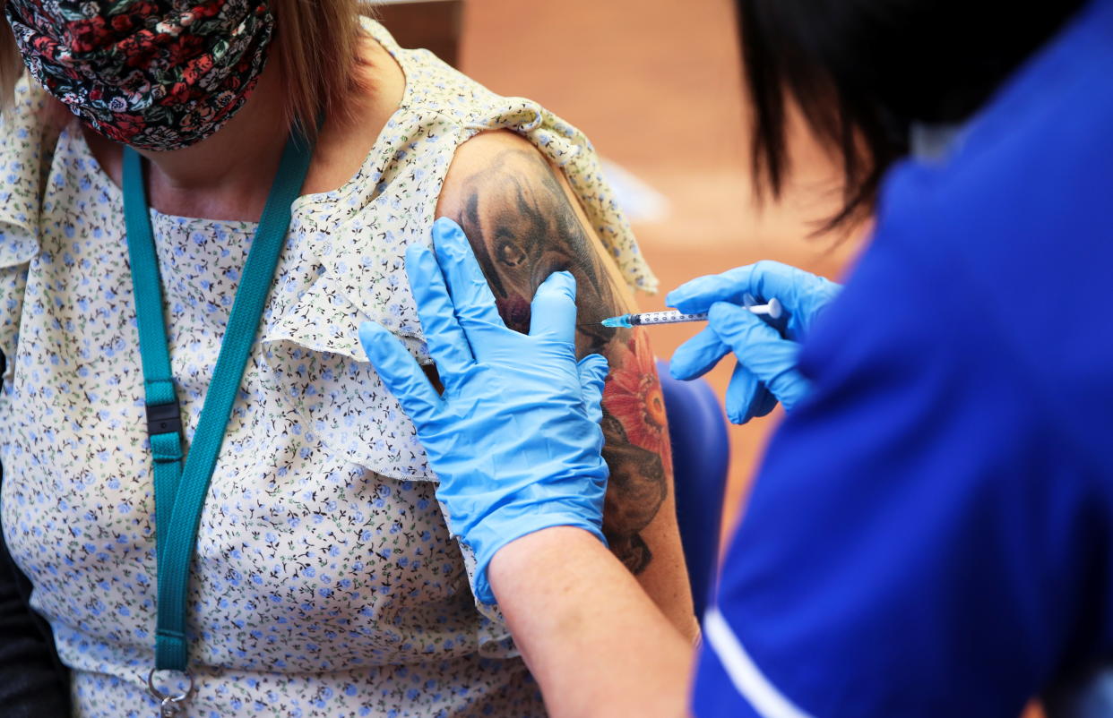 A health worker administers a dose of the COVID-19 booster vaccine, amid the coronavirus disease (COVID-19) pandemic, at Midland House in Derby, Britain, September 20, 2021. REUTERS/Carl Recine