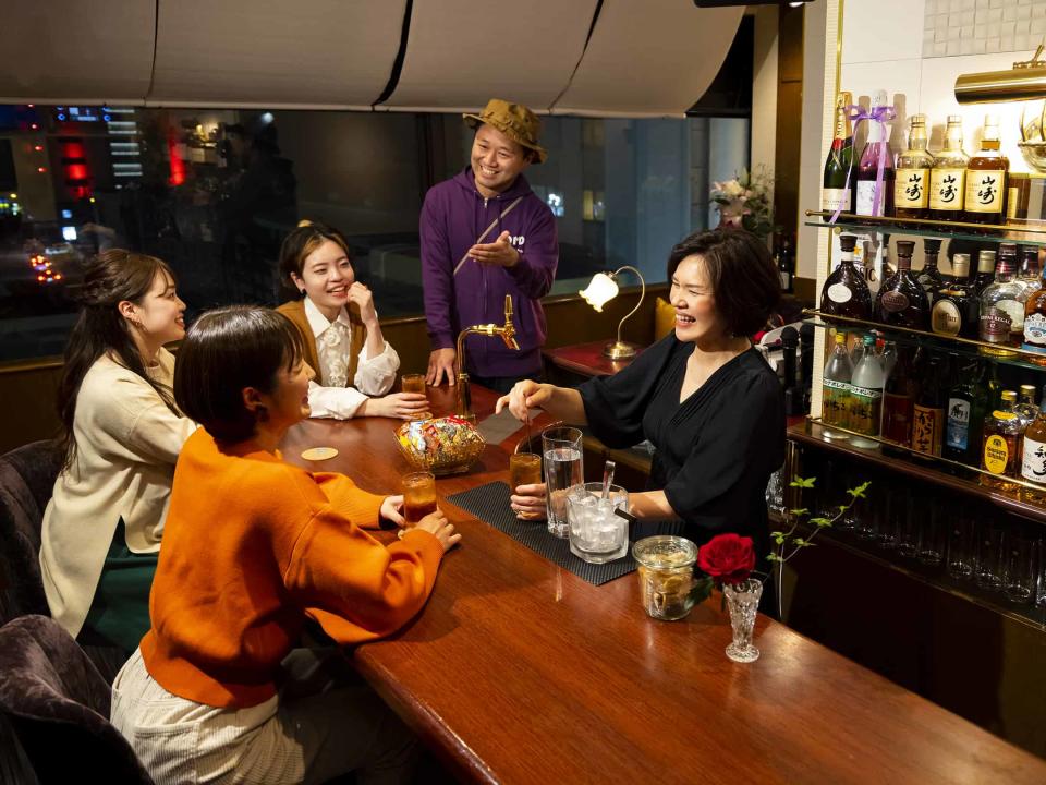 大膽的跟著OMO Ranger體驗日式酒吧的氣氛吧（圖片來源：OMO3札幌薄野 by 星野集團 ）
