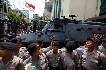 A police vehicle believed to be transporting Jakarta's Governor Basuki Tjahaja Purnama, also known as Ahok, leaves the court house following the first day of his blasphemy trial in Jakarta, Indonesia December 13, 2016. REUTERS/Fatima El-Kareem