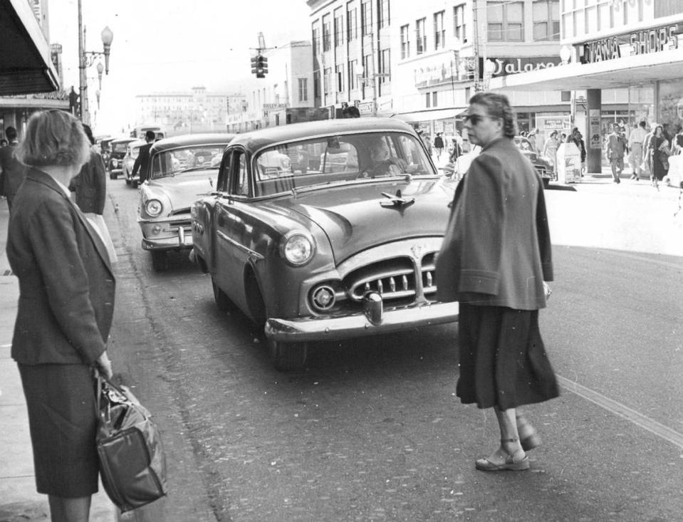 Jay walkers on Flagler Street in 1954. Doug Kennedy/Miami Herald File