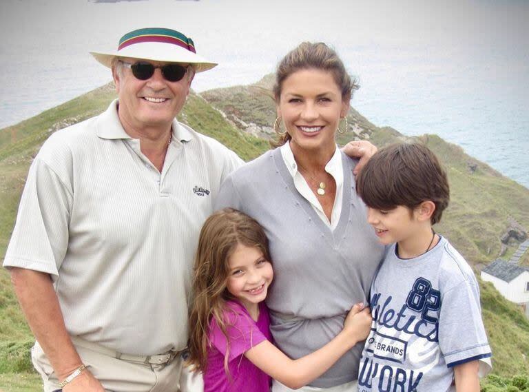 Hace un tiempo, Catherine Zeta-Jones celebró la graduación de su hijo con una fotografía que sorprendió a sus seguidores porque muestra el paso del tiempo