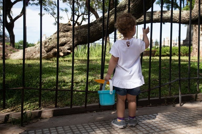 Los chicos empezaron sus vacaciones y los juegos de algunas plazas aún no están habilitados 