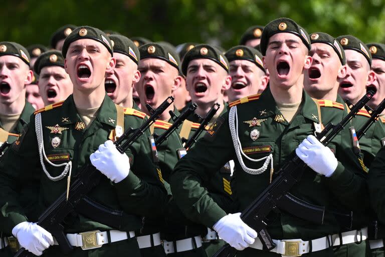 Militares rusos marchan en la Plaza Roja durante el desfile militar del Día de la Victoria
