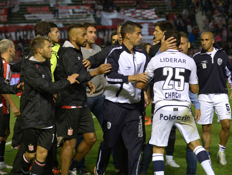 Jugadores de Estudiantes de la Plata y Gimnasia y Esgrima en el estadio José María Minella de Mar del Plata, Argentina, el 31 de enero de 2016 (NA/AFP | -)