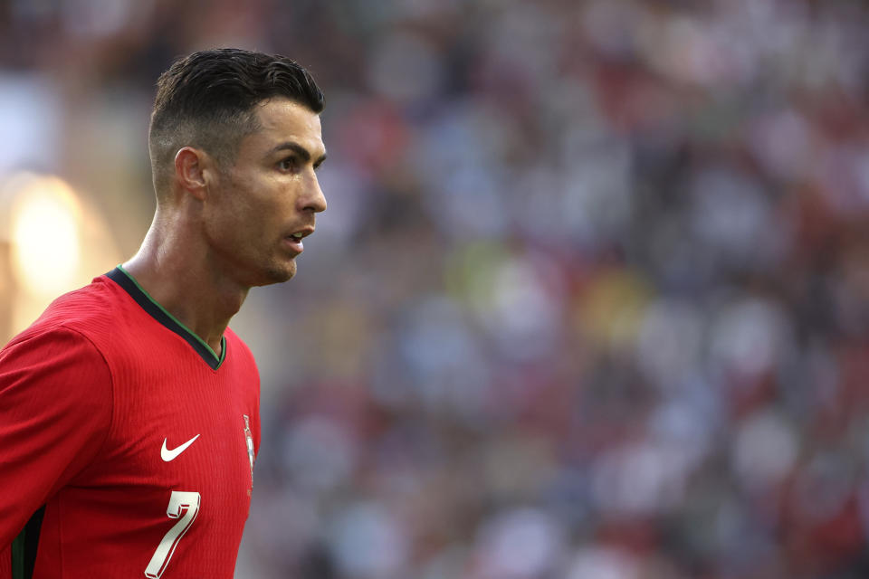 El delantero portugués Cristiano Ronaldo durante el partido amistoso contra Irlanda en el estadio municipal de Aveiro, Portugal, el martes 11 de junio de 2024. (AP Foto/Luis Vieira)