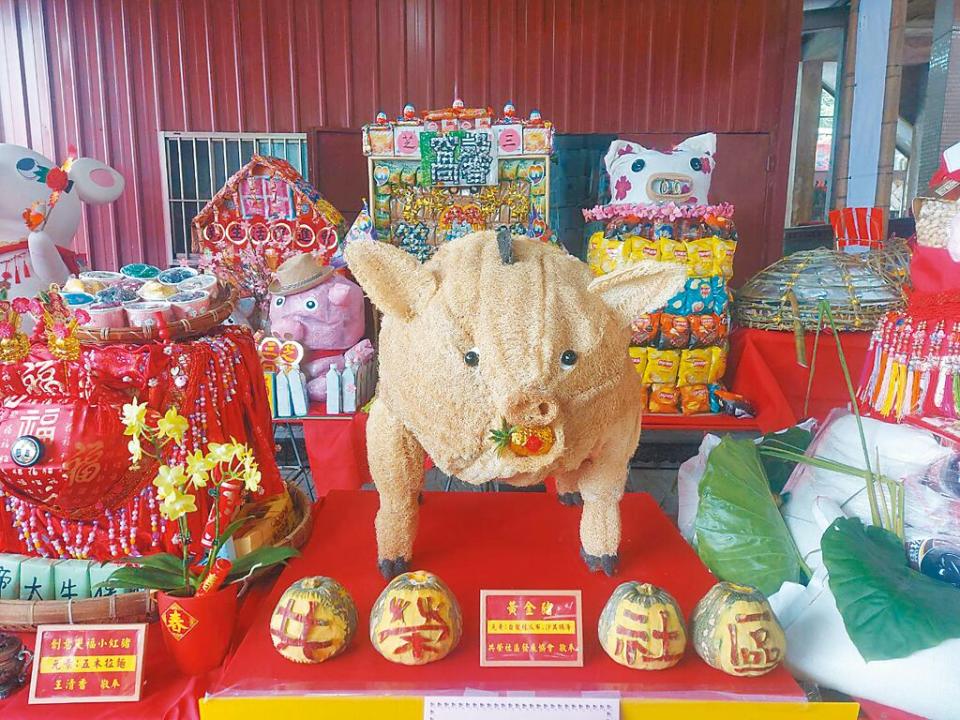 圖為獲頭等獎，共榮社區發展協會的「黃金豬」。（張鎧乙攝）