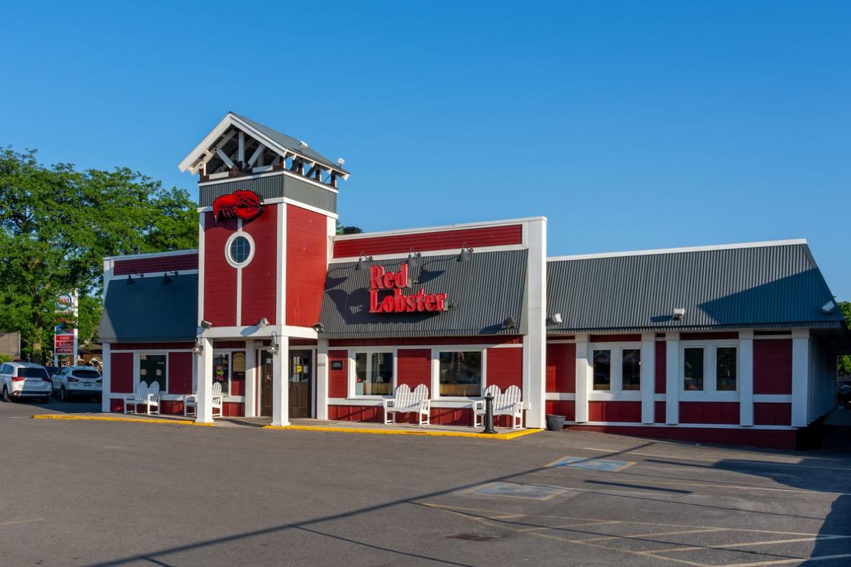 An image of the outside of a Red Lobster restaurant.