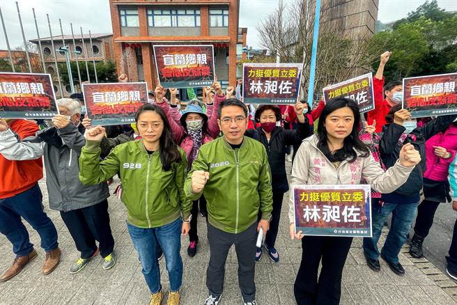 宜蘭市長江聰淵（中）等人今天前往台北市萬華區，聲援無黨籍立委林昶佐。（李忠一攝）