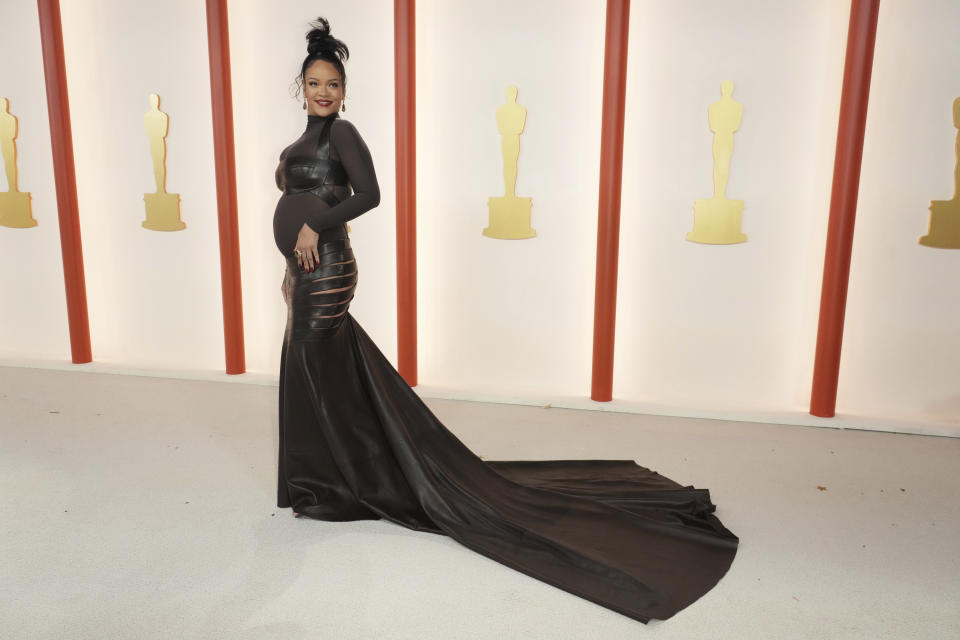 Rihanna llega a los Oscar el domingo 12 de marzo de 2023 en el Teatro Dolby en Los Angeles. (Foto Jordan Strauss/Invision/AP)