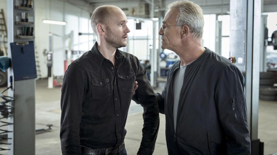 Ermittler Max Ballauf (Klaus J. Behrendt, r.) und Reifenhändler Matthes Grevel (Moritz Grove) im Kölner Tatort „Mitgehangen“. (Bild: WDR/Thomas Kost)