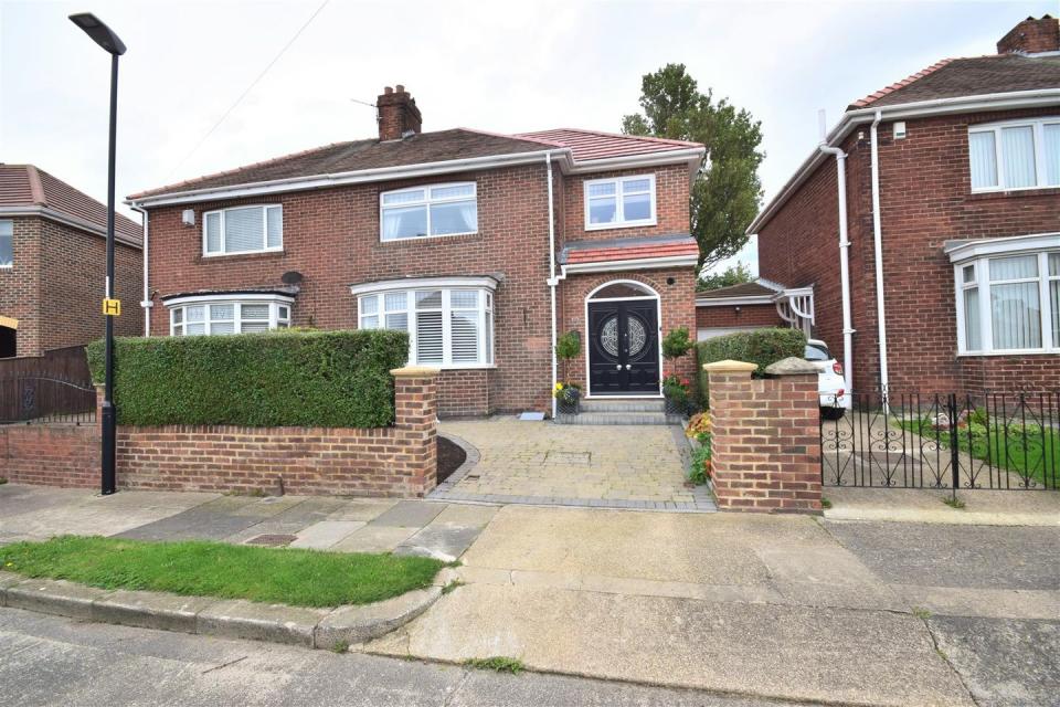 <p>From the outside, this property might look like any other UK home. But coming in at just under £200,000, it's a real bargain buy. It has three bedrooms, a modern family <a href="https://www.housebeautiful.com/uk/decorate/kitchen/a28841957/breakfast-bar-ideas/" rel="nofollow noopener" target="_blank" data-ylk="slk:kitchen;elm:context_link;itc:0;sec:content-canvas" class="link ">kitchen</a>, spacious living room and a hot tub in the garden. </p><p><a href="https://www.zoopla.co.uk/for-sale/details/53005707" rel="nofollow noopener" target="_blank" data-ylk="slk:This property is on the market via Peter Heron for £199,500.;elm:context_link;itc:0;sec:content-canvas" class="link ">This property is on the market via Peter Heron for £199,500.</a> </p>