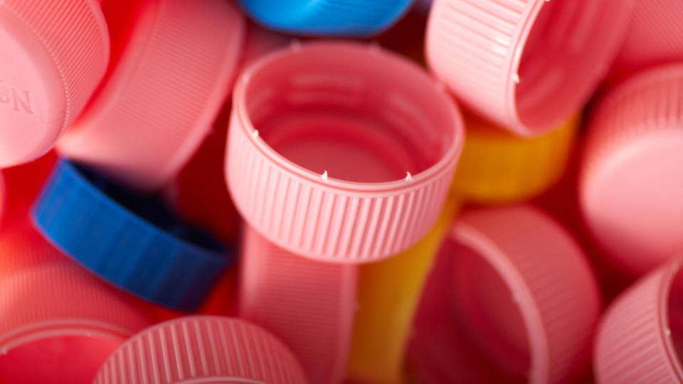 Aus über 110 Kilogramm Plastikmüll wird bald eine "Buddy Bench". Das ist eine Bank für den Schulhof für Schülerinnern und Schüler, die Freunde finden wollen. Foto: Symbolbild / gettyimages / lmos Eory / EyeEm