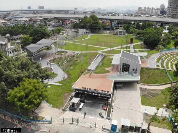 板橋音樂公園地下停車場今啟用周邊共融式遊具公園提供當地民眾休閒好去處。（圖：新北交通局提供）
