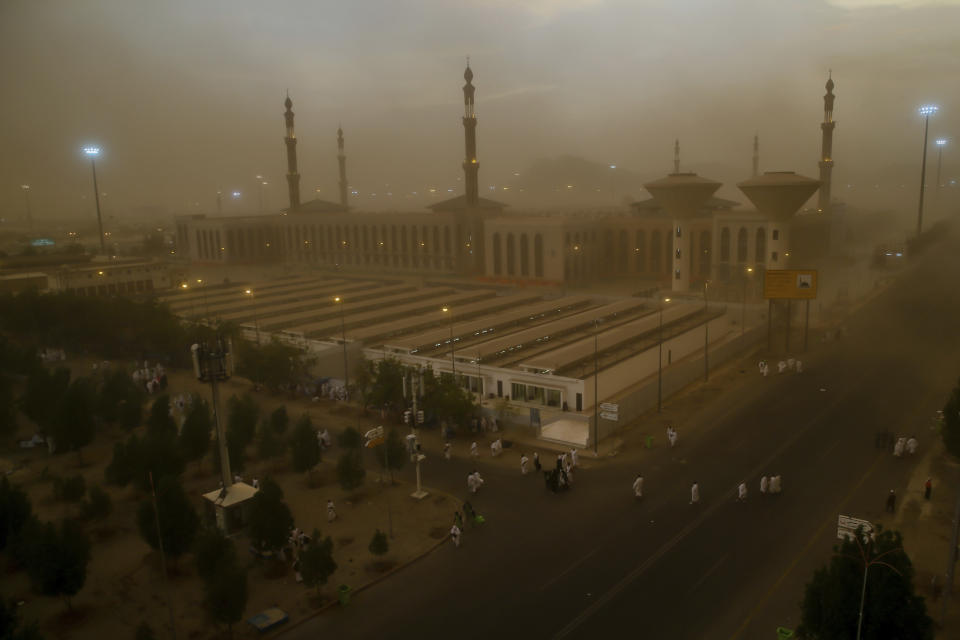 Una tormenta de arena envuelve a los peregrinos a su llegada a la mezquita de Namirah, en el Monte Arafat, durante la peregrinación anual del haj, a las afueras de la ciudad santa de La Meca, en Arabia Saudí, el 19 de agosto de 2018. (AP Foto/Dar Yasin)