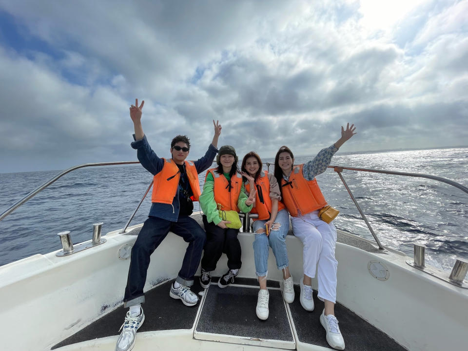 左起 范少勳、宸頤、韋汝和任容萱一起到沖繩賞鯨。（圖／《演員們的旅行》節目組及《青春期影視》提供）