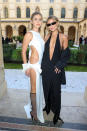 <p>Cette dualité entre le blanc et le noir a été beaucoup utilisée lors de cette Paris Fashion Week. Cela a notamment été le cas ce 1er octobre en marge du défilé Monot, avec Valentina Ferragni et Veronica Ferraro. (Crédit Pierre Suu/Getty Images)</p> 