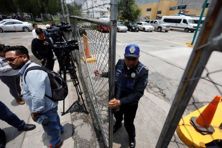 A police closes a fence as journalists are seen during the second judicial hearing of Javier Duarte, former governor of Mexican state Veracruz, outside a court on the outskirts of Mexico City, Mexico, July 22, 2017. REUTERS/Edgard Garrido