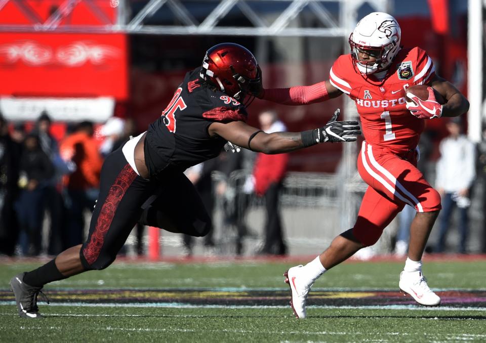 The San Diego State defense bottled up Houston quarterback Greg Ward Jr. (1) in the Las Vegas Bowl. (AP Photo/David Becker)