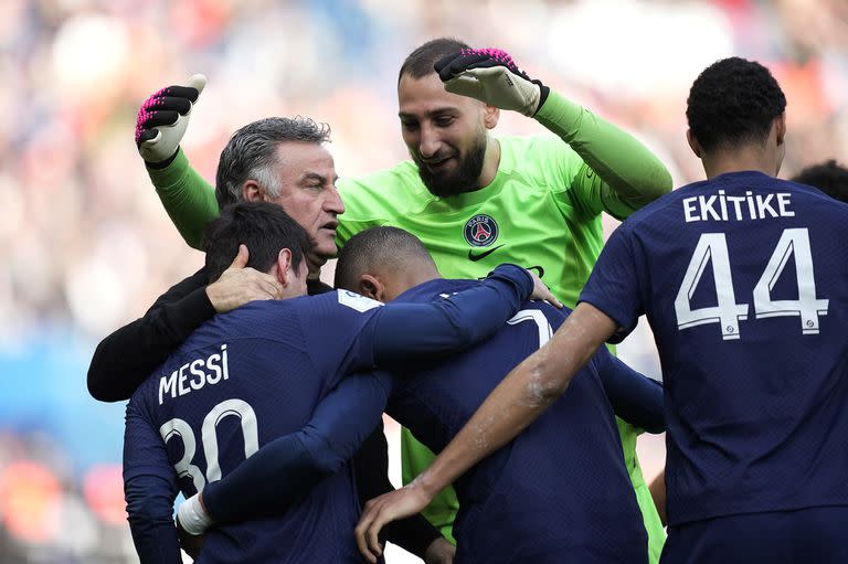 Galtier abraza a Messi tras un gol, mientras el argentino es felicitado por otros compañeros