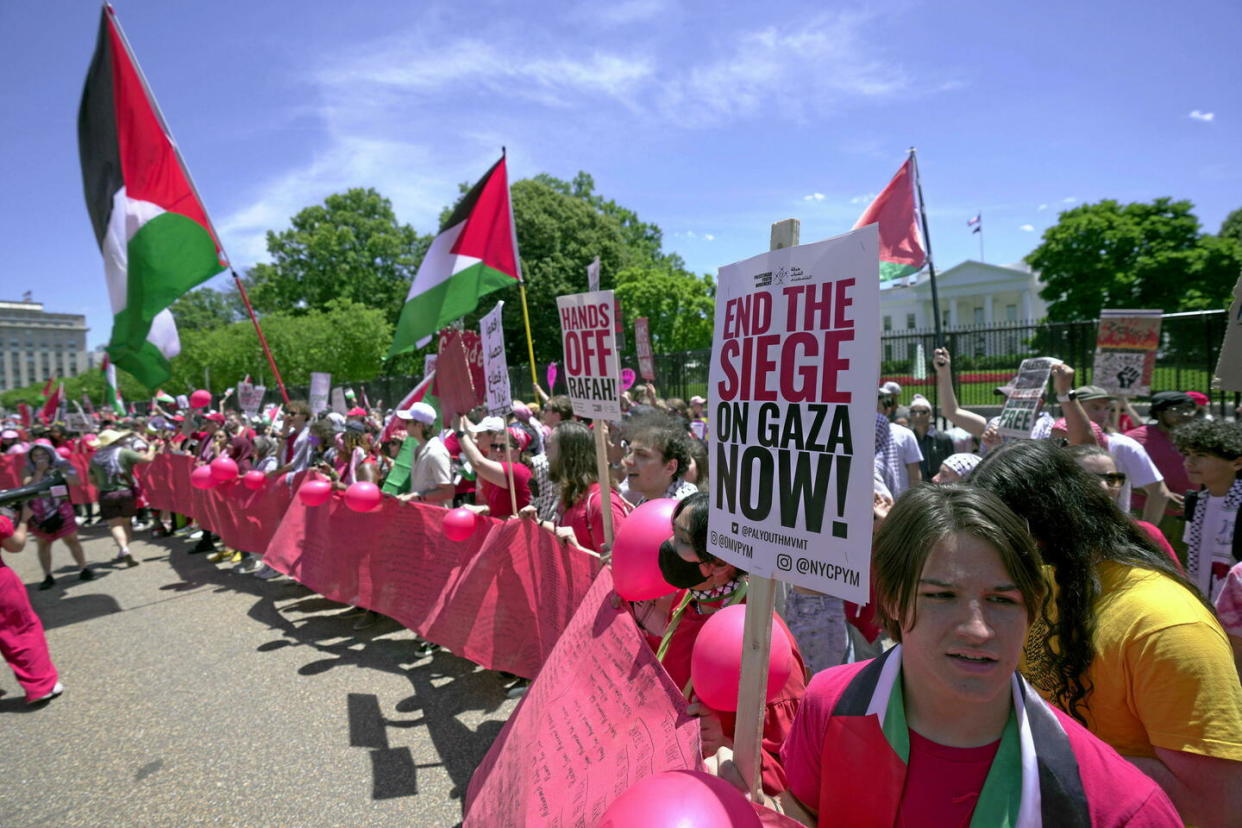 « De Washington à la Palestine, nous sommes la ligne rouge », ont scandé des manifestants près de la Maison-Blanche à Washington.  - Credit:Manuel Balce Ceneta/AP/SIPA