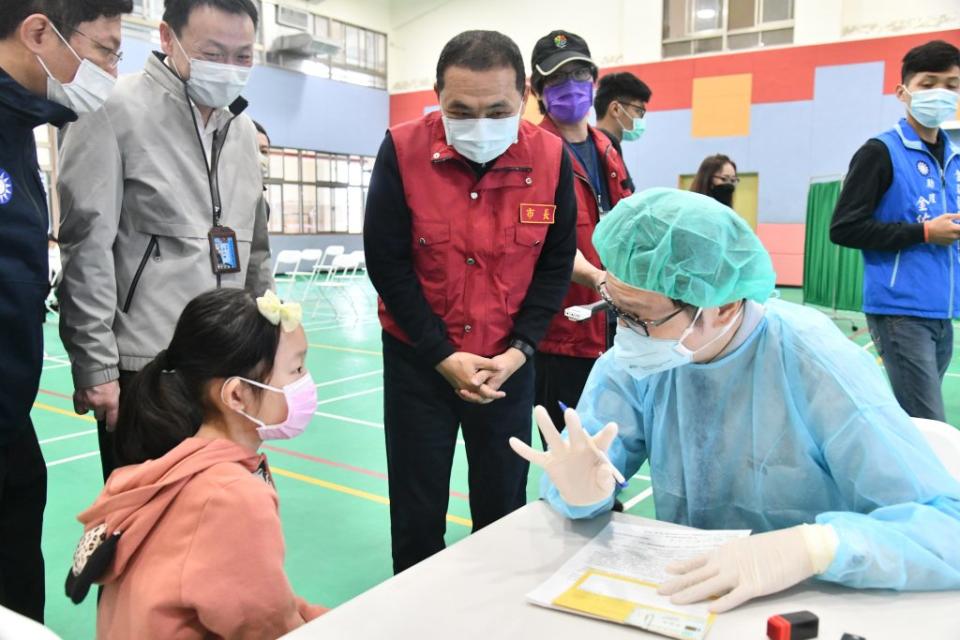 新北市長侯友宜三日前往永和頂溪國小關心學童疫苗接種情形。（新北市政府提供）