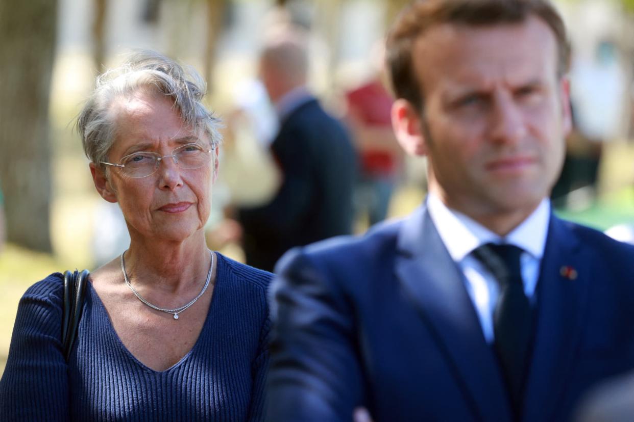 Elisabeth Borne et Emmanuel Macron lors d'une visite au château de Chambord (Loir-et-Cher), le 22 juillet 2020. - Ludovic Marin / AFP