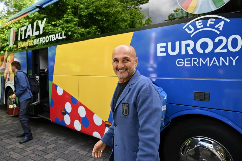 Video: Spalletti shows warm welcome from Italy fans in Germany