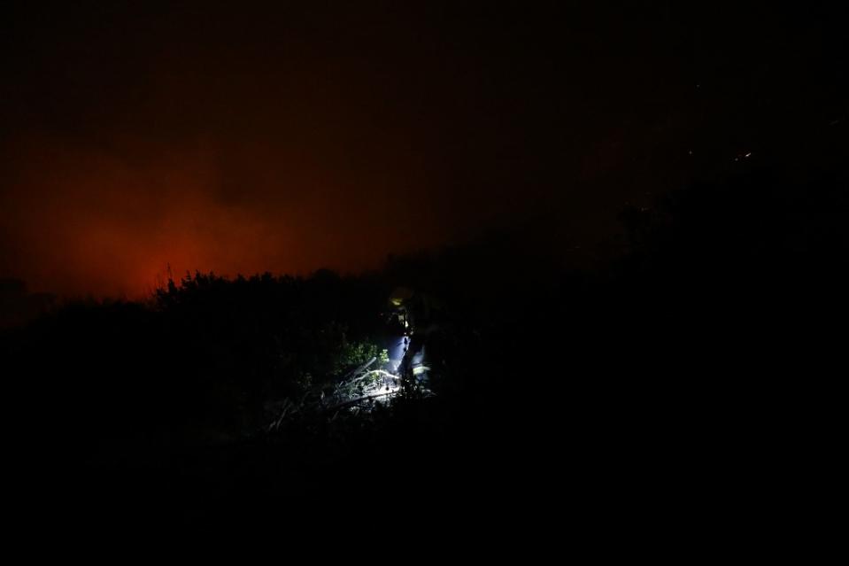 開普敦附近野火肆虐 威脅南非最大海軍基地