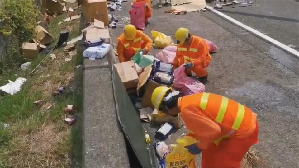 國1嘉義水上段  小貨車自撞護欄！  麵條、醬料灑滿路面  駕駛左腳骨折！