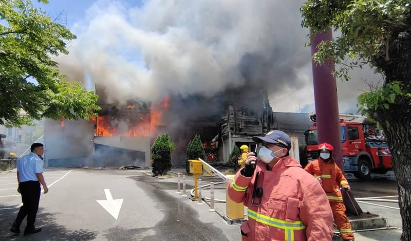 苗市火鍋店陷火海竄濃煙  環保局監測空品 苗栗市知名連鎖火鍋店20日發生火警，火勢蔓延迅 速，濃煙不斷竄出，苗栗縣消防局動員大批人車救 災，環保局也持續監測周邊空氣品質。 中央社記者管瑞平攝  113年6月20日 