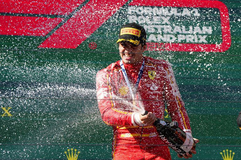 La felicidad de Carlos Sainz Jr., ganador del Gran Premio de Australia: el español se ausentó de la carrera en Arabia Saudita por una operación de apendicitis y regresó en Melbourne con una épica victoria