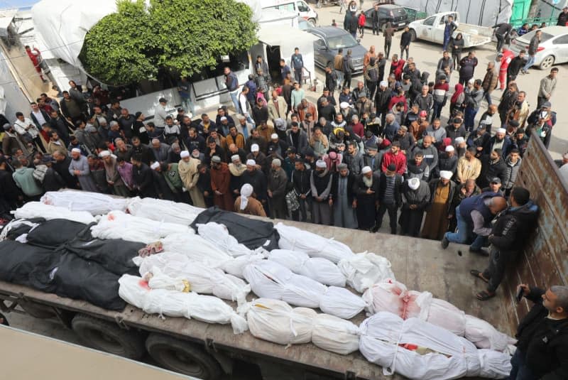 Palestinians mourn as they receive the bodies of EL-Tabatibi family, who died in Israeli attacks, from the morgue of Al-Aqsa Martyrs Hospital in Deir Al-Balah. Ali Hamad/APA Images via ZUMA Press Wire/dpa