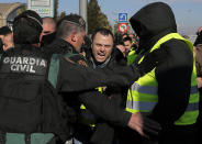 <p>Agentes de la Guardia Civil impiden el paso de los taxistas de Barcelona al puerto de la Ciudad Condal. (Foto: Manu Fernández / AP). </p>