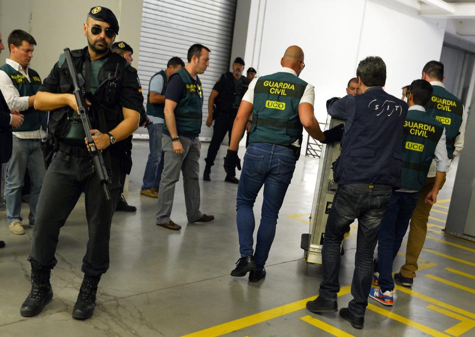 Spanish Civil Guards push a box containing Picasso's painting "Head of a Young Woman" at the Reina Sofia museum in Madrid after being transferred from the French island of Corsica, on August 11, 2015. The Picasso worth more than 25 million euros and owned by the Spanish banker Jaime Botin, was transferred to Reina Sofia museum today after it was seized from a yacht on July 31 by French customs agents who accused the painting's owner of trying to illegally export it to Switzerland. AFP PHOTO / GERARD JULIEN        (Photo credit should read GERARD JULIEN/AFP via Getty Images)