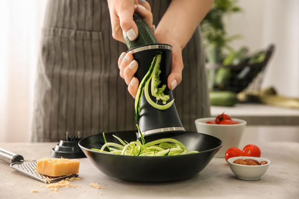 Zucchini-"Nudeln" lassen sich mit einem Spiralschäler fertigen und bieten so die gesunde (vitamin- und ballaststoffreiche) Basis für eine würzige Tomatensoße mit Zwiebeln und Chili. So wird das Gericht zu einer antioxidativen, Krebs- und Schlaganfall vorbeugenden Anti-Aging-Waffe. (Bild: iStock / serezniy)