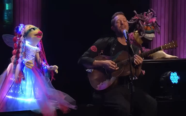 Chris Martin junto a The Weirdos en el programa de Jimmy Fallon (Foto: Captura de video)