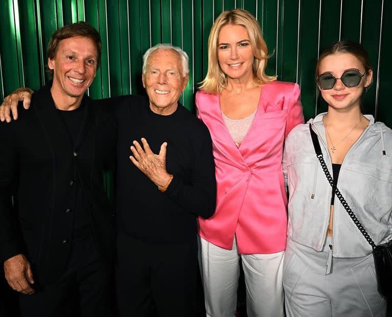 Taína Gravier junto a sus padres y Giorgio Armani