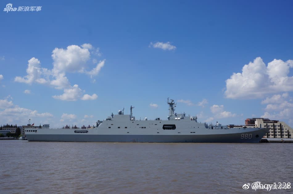 疑似肇事的解放軍071級船塢登陸艦「龍虎山」號。   圖：翻攝新浪軍事